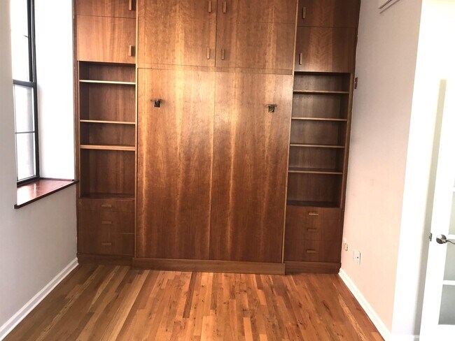 Building Photo - 1015 Grand St