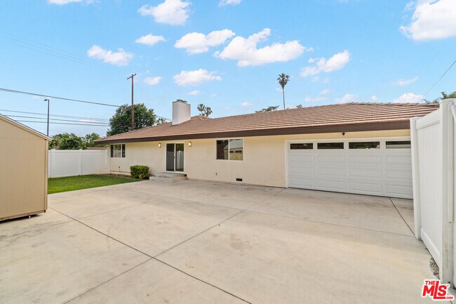 Building Photo - 17633 Nordhoff St