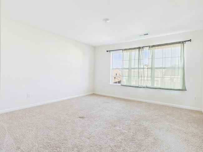 Building Photo - 2032 Highland Knoll Dr