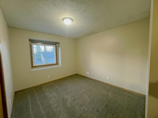 Building Photo - 2107 Queen Dr