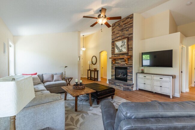 Building Photo - Beautiful Home in the Heart of Eagle