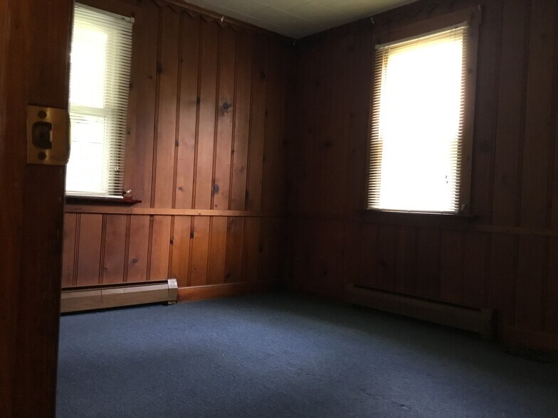 Building Photo - 446 Riverside Dr