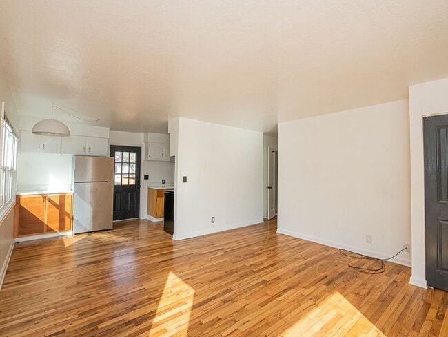 Building Photo - $500 off 1st month! Adorable 3-bdrm/1-bath in Kenton. Hardwoods, deck, W/D, huge fenced backyard,...