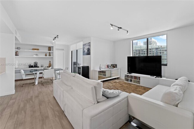 Building Photo - 999 SW 1st Ave