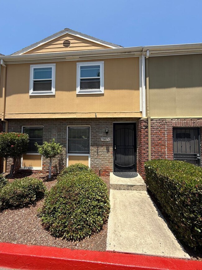 Building Photo - Spacious Two-Story 3 Bedroom, 1.5 Bath Tow...