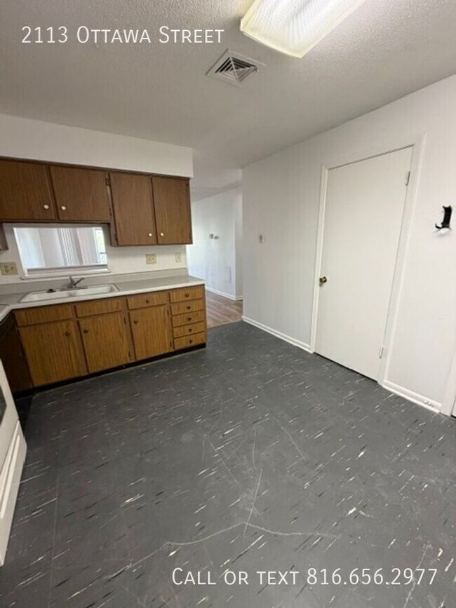 Building Photo - 2113 Ottawa St