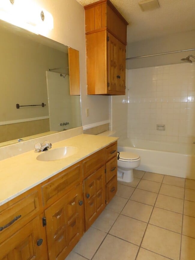 Building Photo - South Tyler! Spacious 3 Bedroom Duplex w/G...