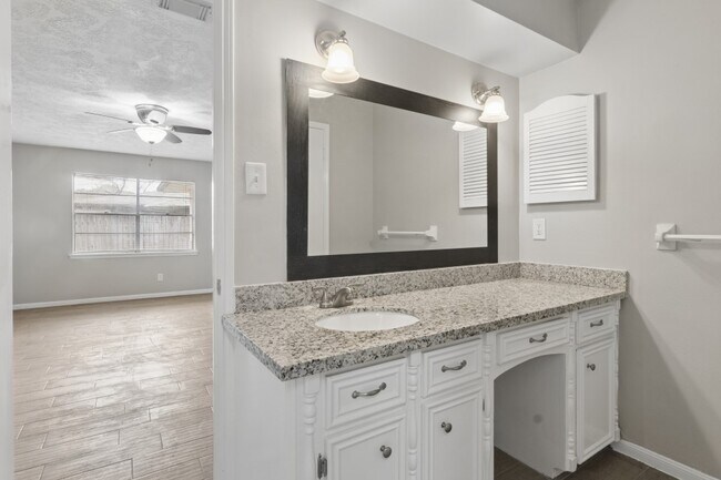 Building Photo - 3215 Palm Desert Ln