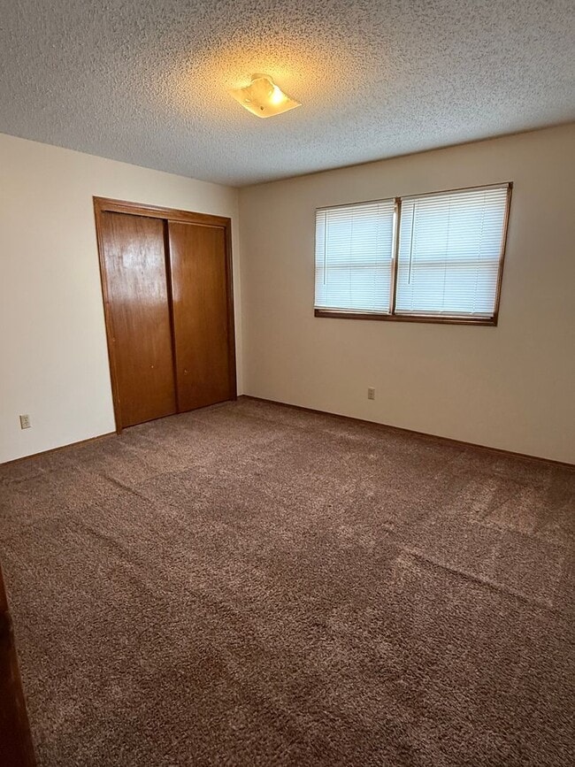 Building Photo - HAPPY HOLIDAYS ~ Half off Move In Rent**