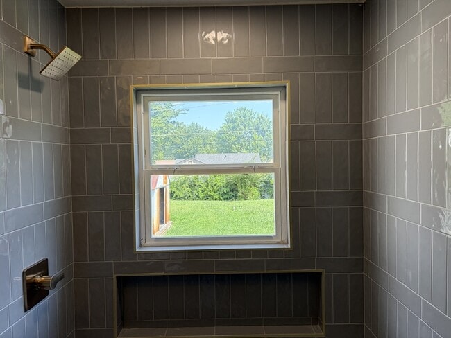 Building Photo - 411 E Showalter Dr