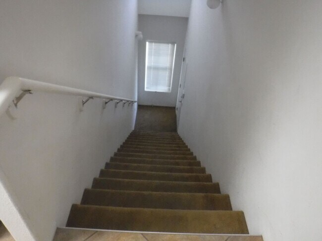 Building Photo - 1500 SQUARE FEET, 2 BED, 2 BATH AND 2 CAR GARAGE