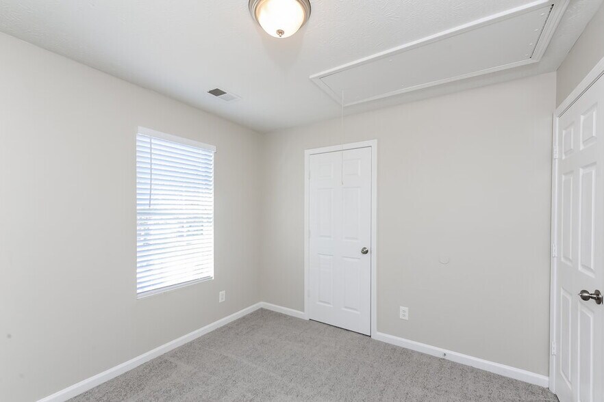 Building Photo - 4250 Viewpoint Ln