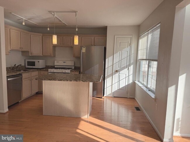 Building Photo - 20 Emandan Ln