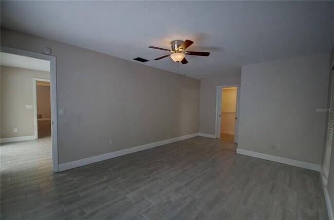 Building Photo - 904 Wellington Dr