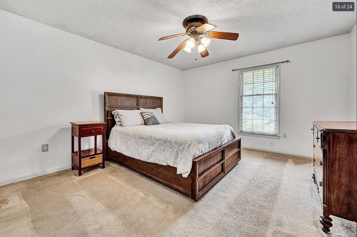 Spacious Primary with ensuite - 5260 Crossbow Cir