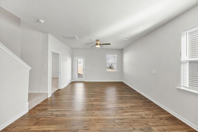 Building Photo - 512 Serena Trl