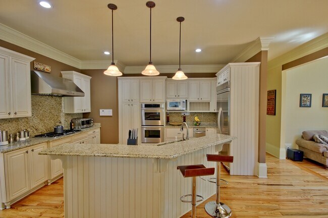 Building Photo - 335 Birkdale Dr