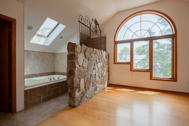 Building Photo - 74 Clinton Pl