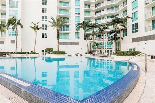 Building Photo - 300 S Biscayne Blvd