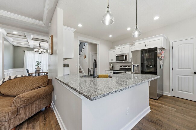 Building Photo - Dog Friendly Three Bedroom with Bonus in Sango!