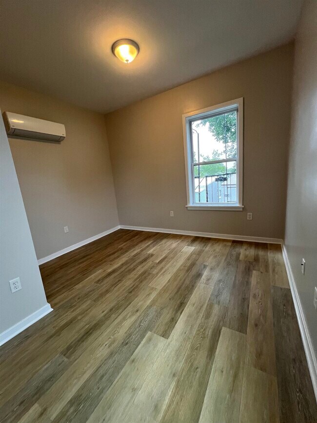 Building Photo - 304 Ege Ave