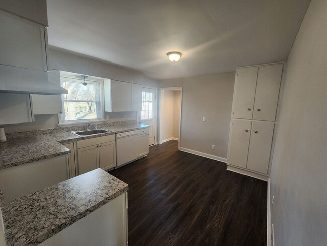 Building Photo - Updated 3 bedroom 1 bath in Shively! Excellent location!