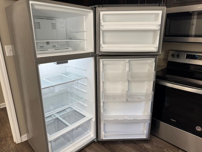 Building Photo - $1425/18 month lease or $1450/12 month lease.
