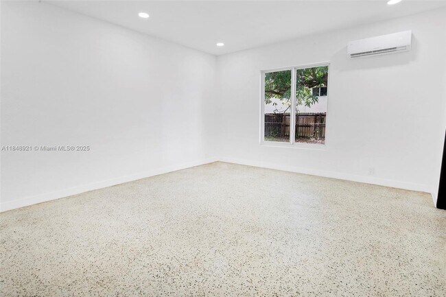 Building Photo - 1528 NE 145th St
