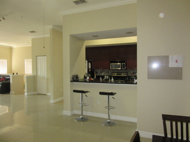 Building Photo - Lovely 3 BR / 2 BA Condo Located In Desira...