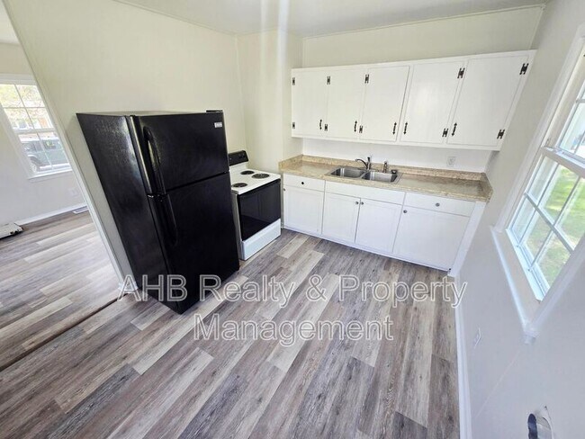 Building Photo - 1000 Camden St