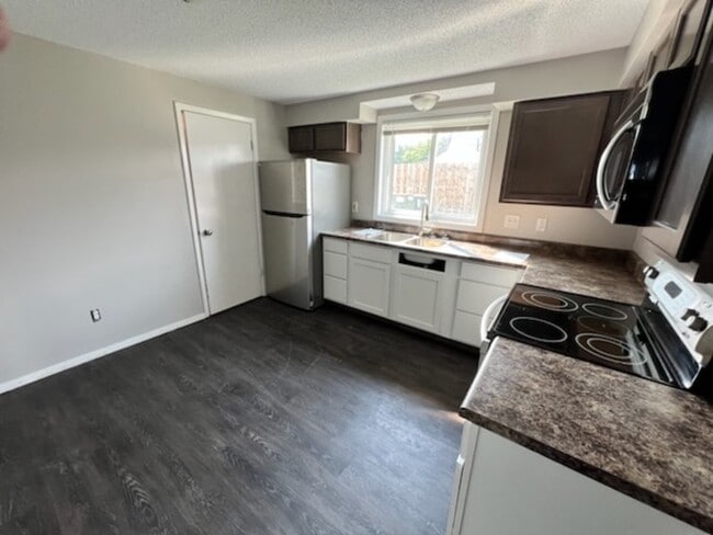 Building Photo - 302 Maple Ln