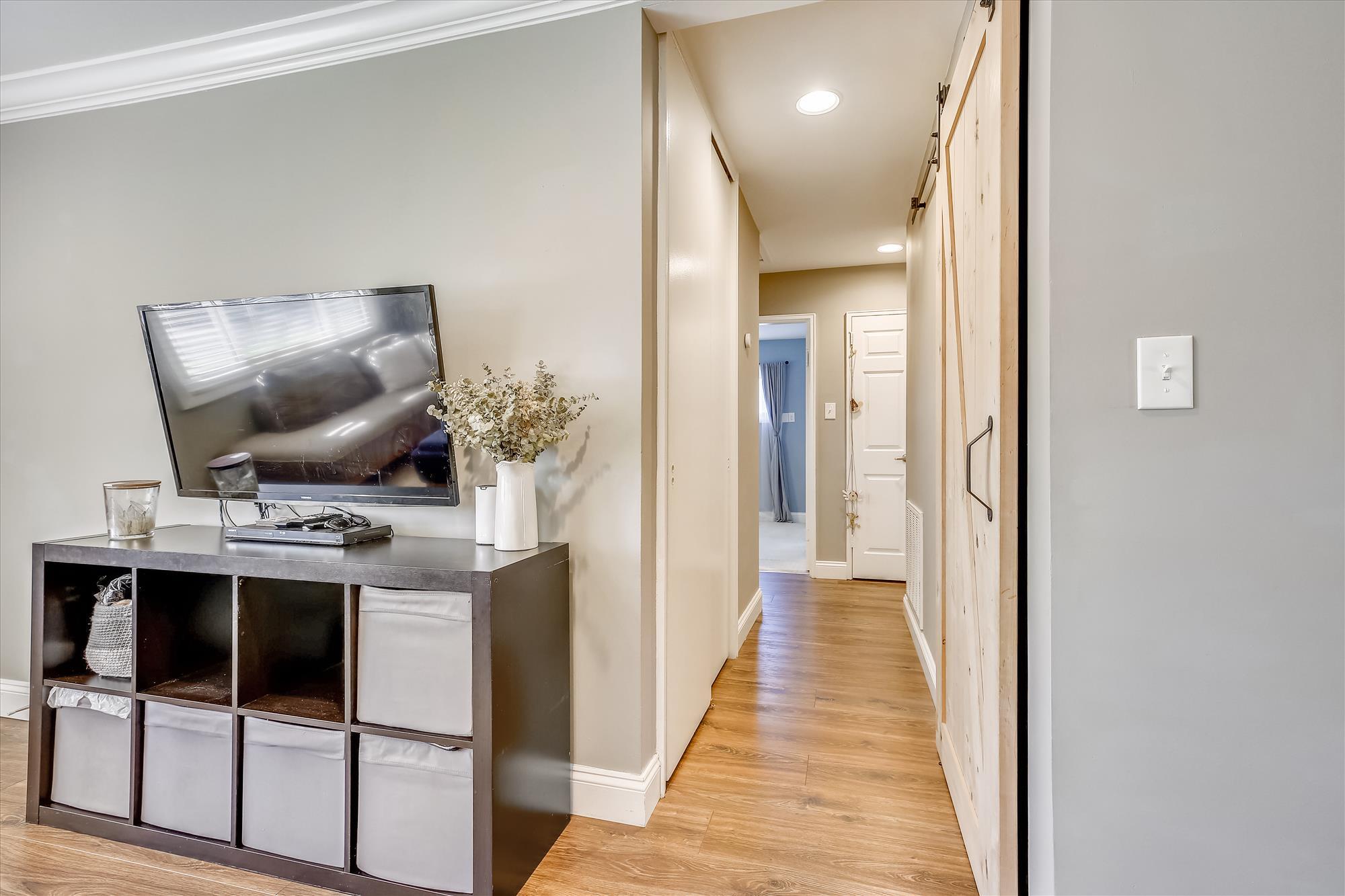 living/hallway - 13810 Parkland Dr