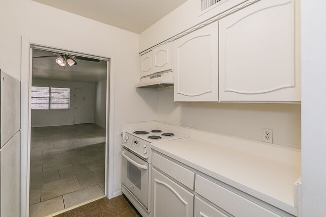 Building Photo - Charming Downstairs Apartment in the Heart of the Cultural District!