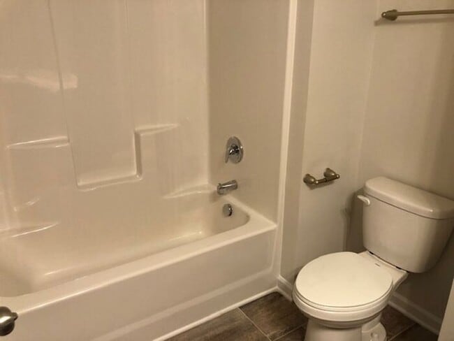 Building Photo - Beautiful 3BR 2.5BA TownHouse w/ In-Unit Laundry • Garage Parking • Stainless Kitchen in Charlotte