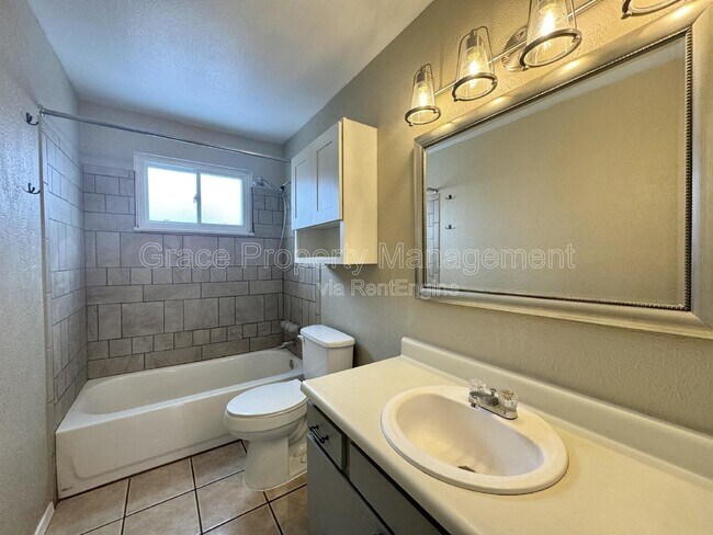 Building Photo - 16967 E Tufts Pl