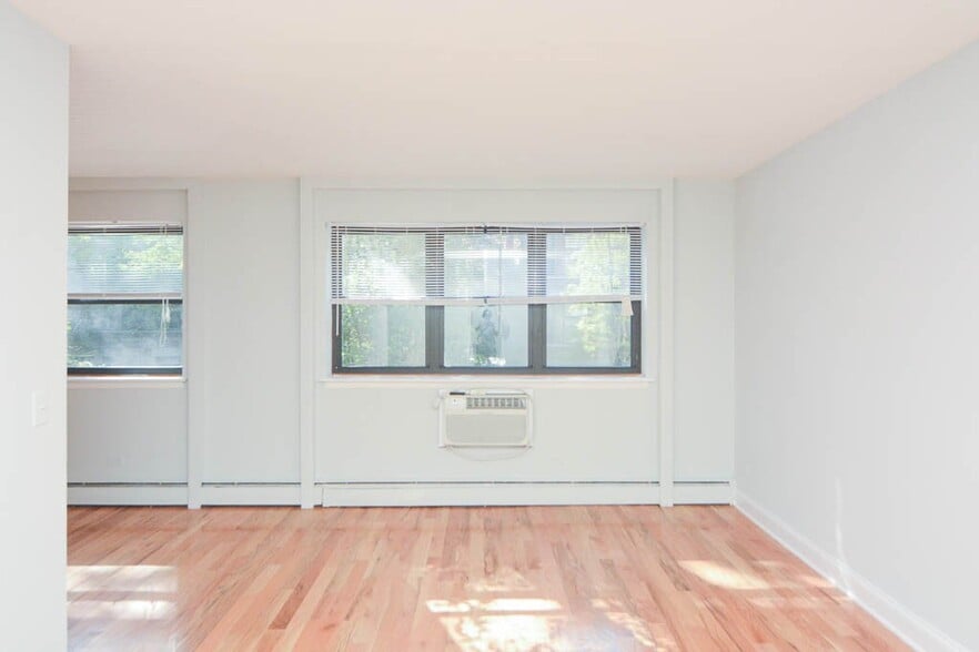 Building Photo - 515 W Briar Pl