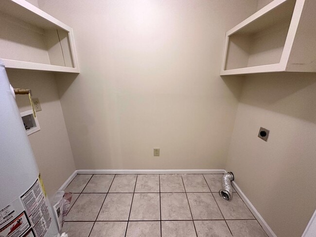 Building Photo - 346 Leafmore Rd SW