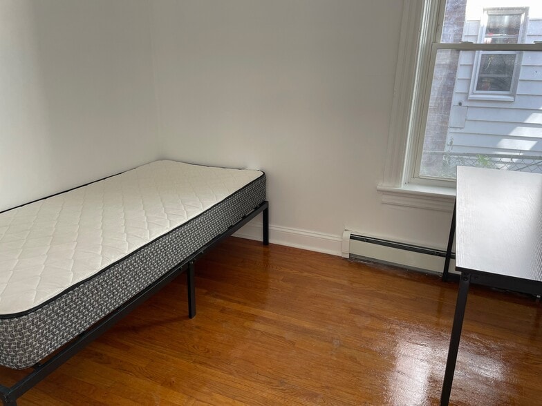 Building Photo - 1303 Hutton St