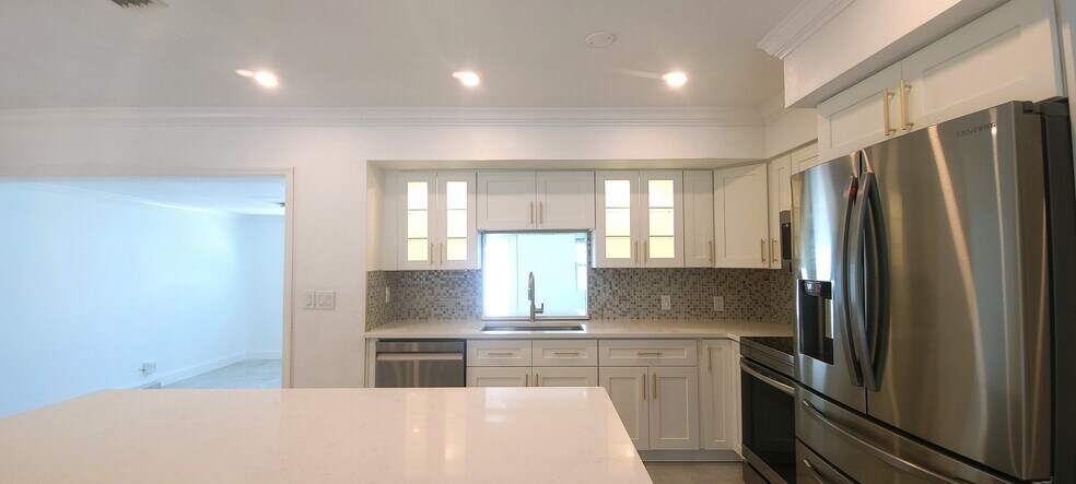 Building Photo - 1400 SE 8th Ave