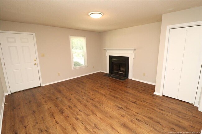 Building Photo - 3905 Lexington Dr
