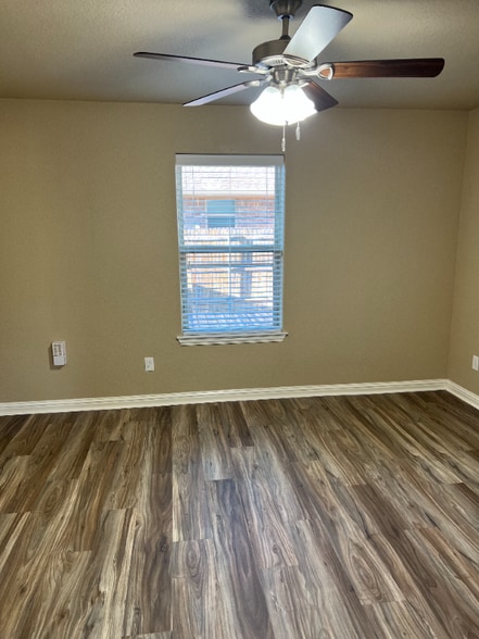Building Photo - 907 Dart Ct