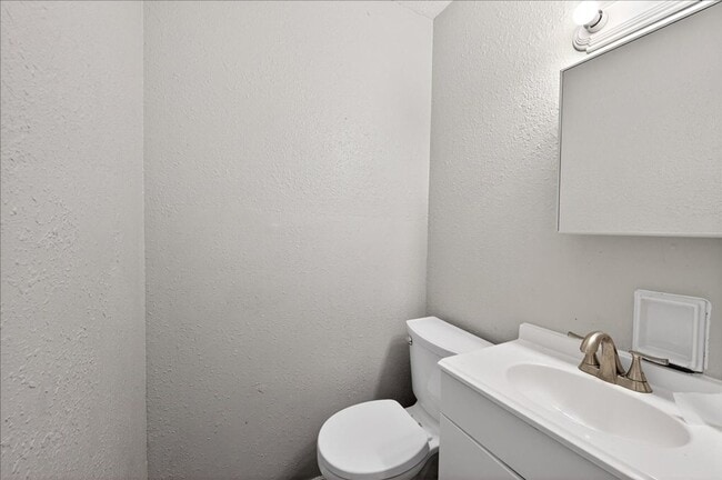 Building Photo - 3319 N Hawthorne Ln