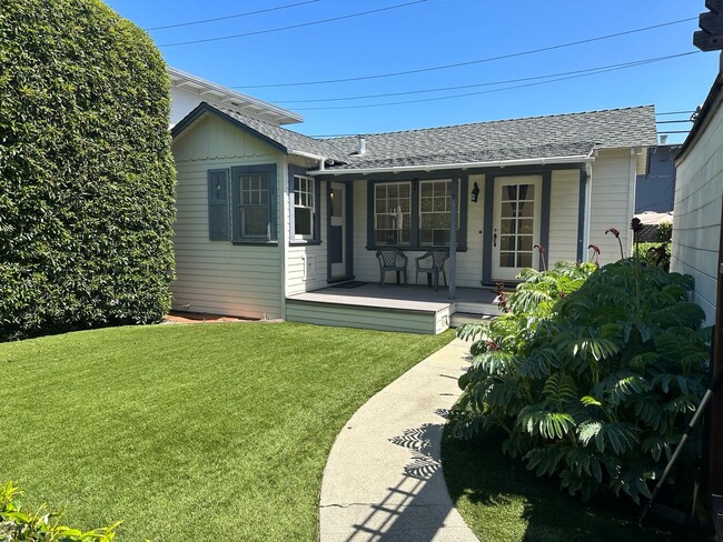 Building Photo - Charming Burlingame Cottage with Private Yard