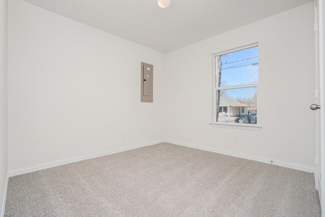 Building Photo - 1102 W 34th St