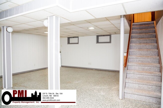 Building Photo - 3 Bedroom and 1.5 bathroom House for rent