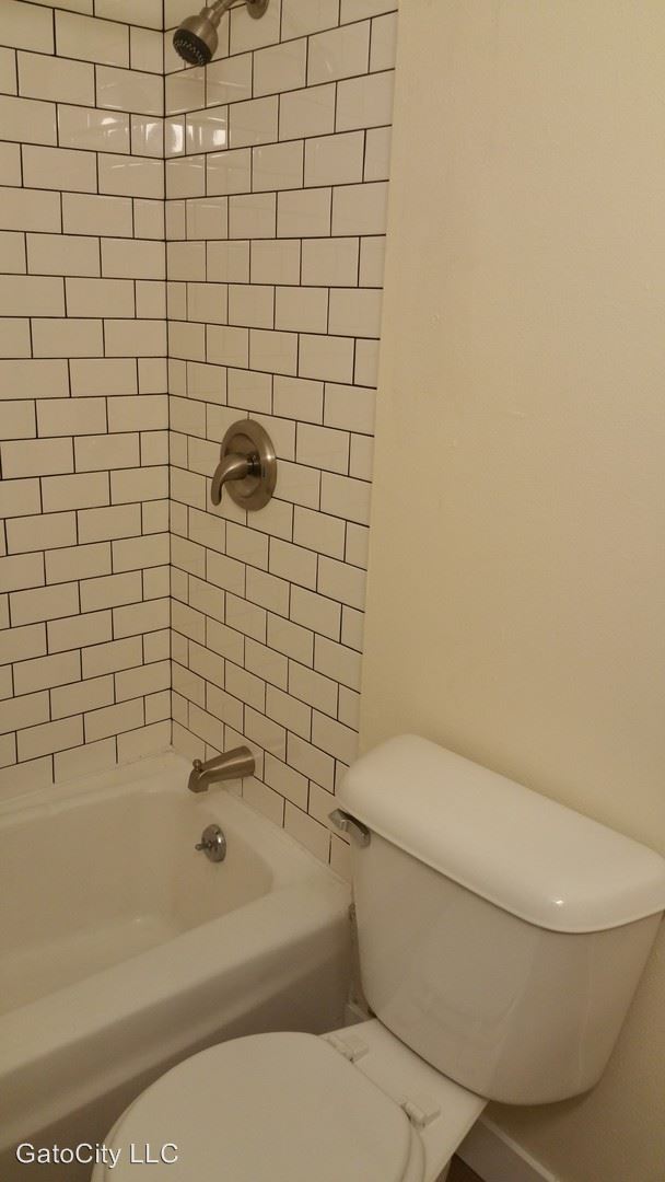 Building Photo - 1535 N Van Buren St