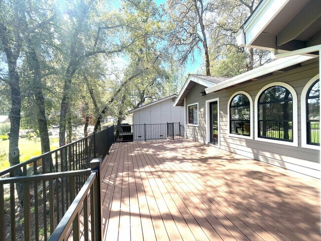 Building Photo - Beautiful 3 bedroom, 3 bath home in Lake W...