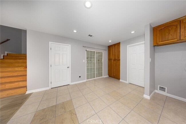 Building Photo - 642 N 6th Ave