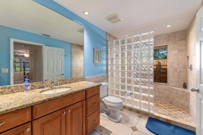 Building Photo - 2341 NW Bay Colony Ct