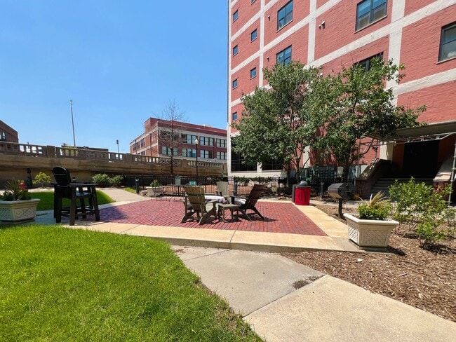 Building Photo - Modern 2-Bedroom Downtown KC Condo with Pa...